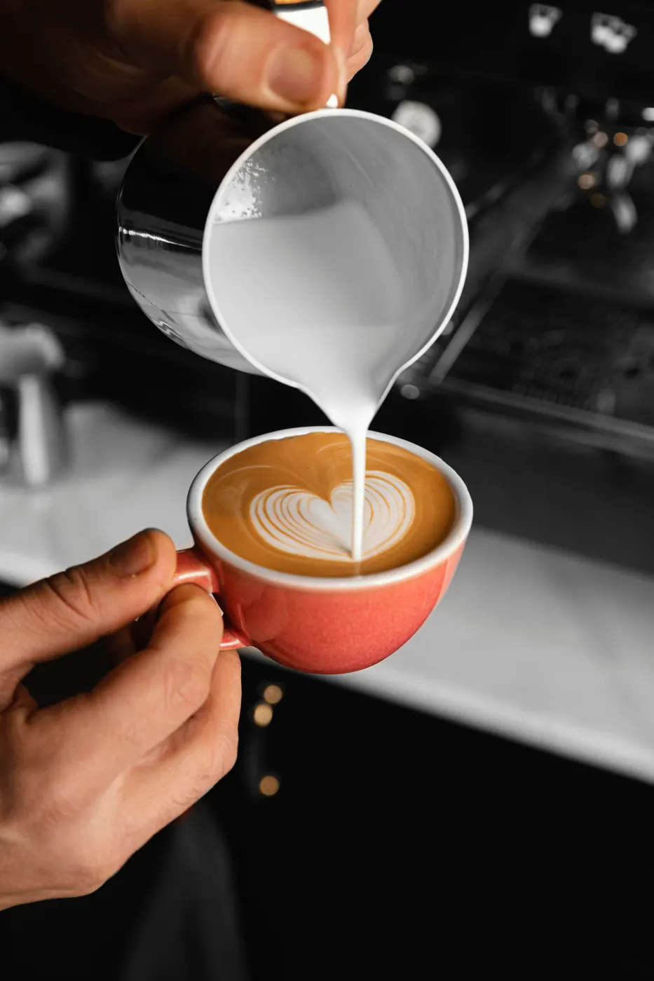 Latte art réalisé par un barista Change Please